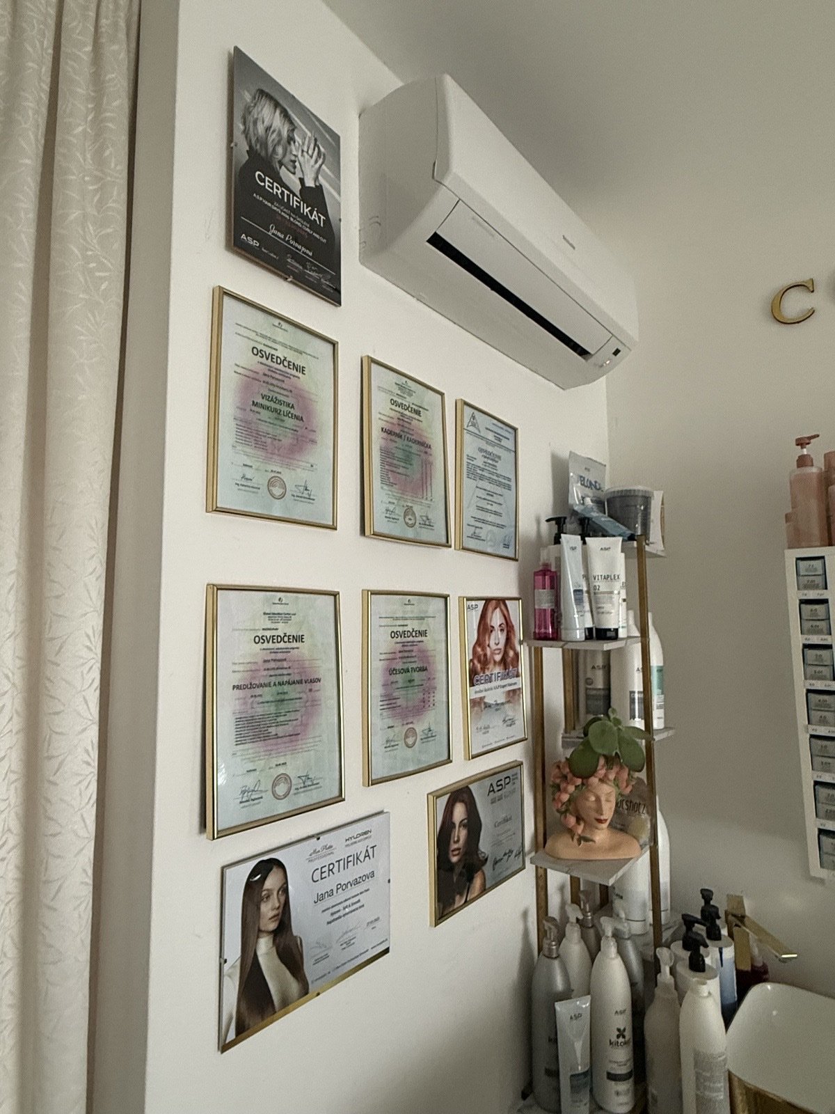 Capillus — stena s osvedčeniami a certifikátmi A.S.P. Expert Haircare